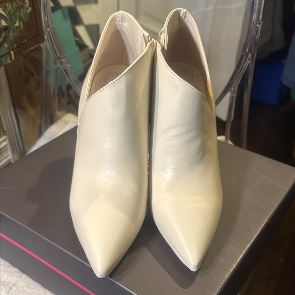VINCE CAMUTO Cream Ankle Booties with Sleek Design
